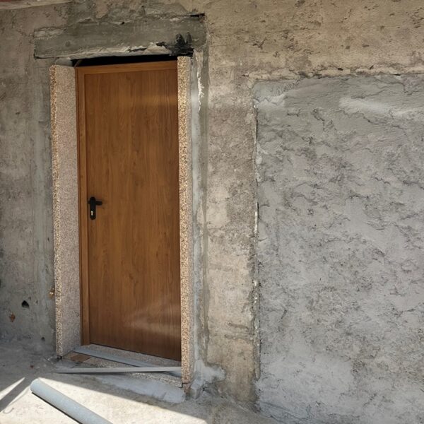 Puerta Galvanizada Lisa Acabado PVC Madera 1 hoja - Imagen 2